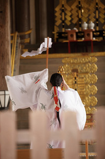 松尾大社で祈祷を行う巫女