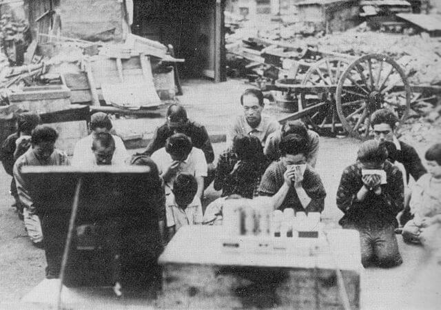 1945年（昭和20年）8月15日に日本の降伏を知らせる玉音放送を聞く人々