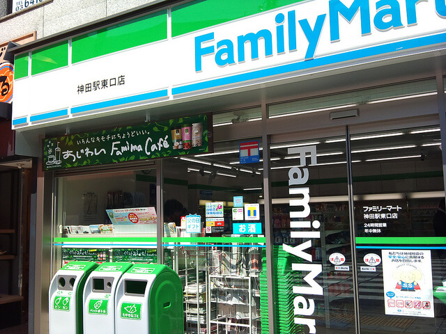 ファミリーマート神田駅東口店。通常のファミリーマートの店舗と同様、看板が緑・白・青の横縞になっている。